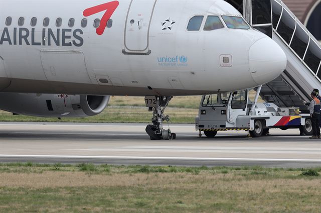 ▲지난 10일 광주공항에서 아시아나항공기가 착륙 중 타이어가 손상되는 사고가 발생했다. 다행히 부상자는 발생하지 않았지만 광주공항에서 김포와 제주를 오가는 항공기 29편(도착 12편ㆍ출발 17편)이 모두 결항됐고 항공편을 이용하기 위해 광주공항을 찾은 승객들은 전남 무안공항으로 이동하는 등 불편을 겪었다.(출처=연합뉴스)