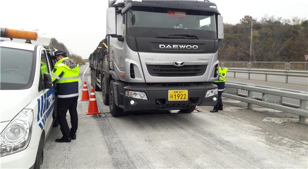 ▲단속원이 이동식 검문소에서 측정 장비를 이용해 차량의 제원 및 계측(적재량 측정 및 재측정)을 하고 있다.(출처=국토교통부)