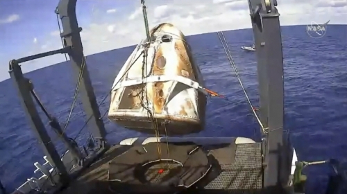 ▲미 우주탐사업체 스페이스X의 첫 유인 우주캡슐 크루 드래곤이 3월 8일(현지시간) 대서양 착수 후 인양되고 있다. 플로리다/AP뉴시스
