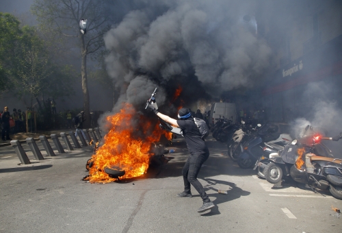 ▲20일(현지시간) 프랑스 파리에서 노란 조끼 시위대가 시위하는 가운데 한 남성이 스쿠터를 불타는 오토바이 더미에 던지고 있다. 파리/AP뉴시스
