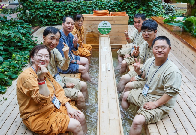 ▲현대오일뱅크 장애인 직원과 가족들이 양평의 한 캠프장에서 족욕을 즐기고 있다.(사진제공=현대오일뱅크)