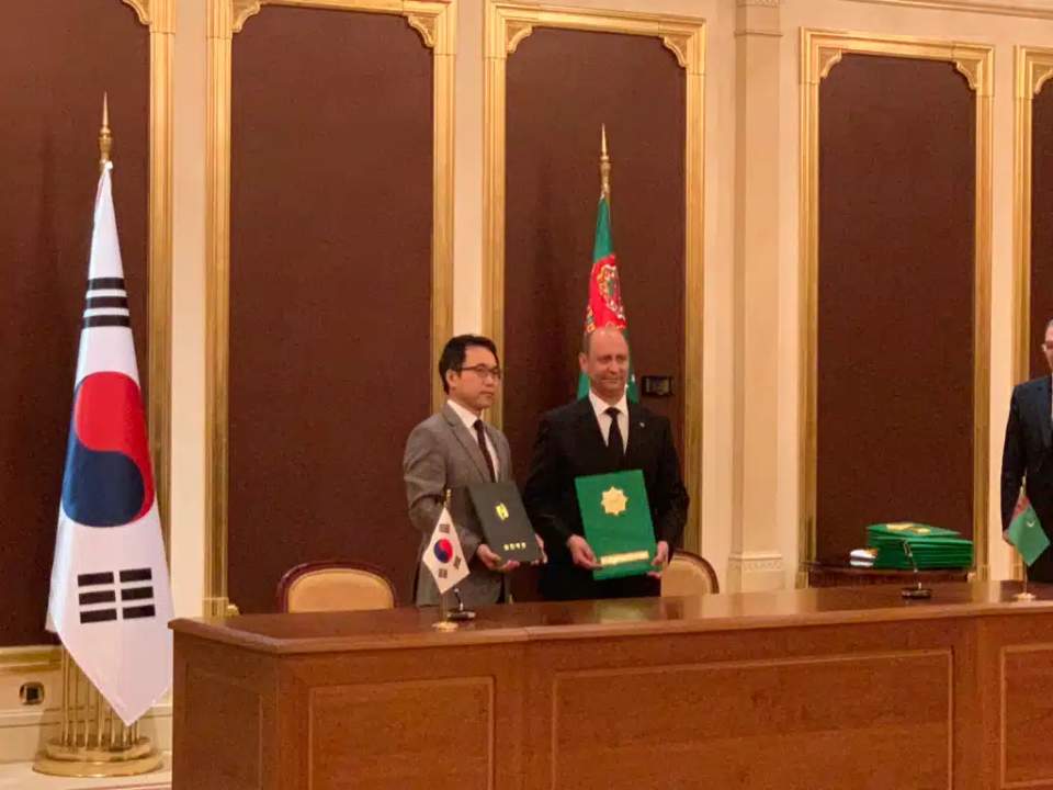 ▲조현준 국제의료협력팀 본부장(왼쪽)과 누르무함메트 아만네페소프투르크매니스탄 보건부_장관이_상호협력을 위한 MOU를 체결한 뒤 기념촬영을 하고 있다.(힘찬병원)