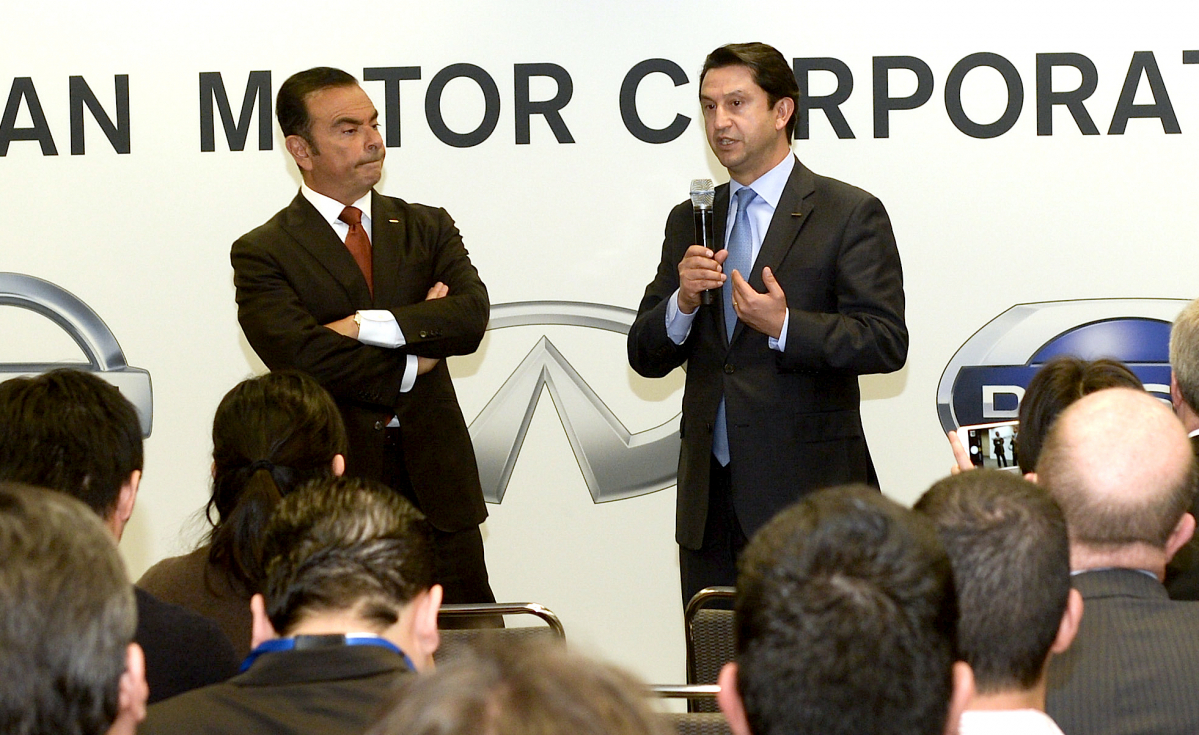 ▲카를로스 곤(왼쪽) 전 회장이 혹독한 부품단가 인하와 인적 구조조정을 주도하는 한편, 무뇨스(오른쪽) 사장은 시장 점유율 일부를 과감하게 포기하더라도 수익을 낼 수 있는 전략을 내세웠다. "손해보고 팔지 않겠다"는 뜻이다. (출처=닛산글로벌미디어)