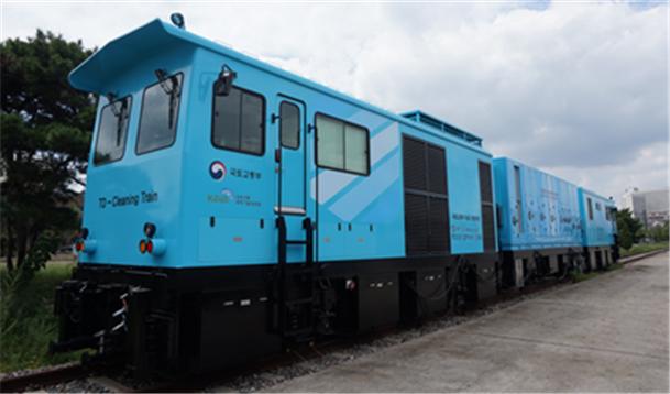 ▲철도터널 미세먼지 제거차량(시제품). 3량 1편성, 길이 약 30m(폭2.6m, 높이 3.5m)다. 이동속도는 최고 60km/h이상, 집진 작업속도는 5km/h이상이다. 목표성능은 흡입공기의 초미세먼지 95% 이상 집진하는 것이다.(출처=국토교통부)