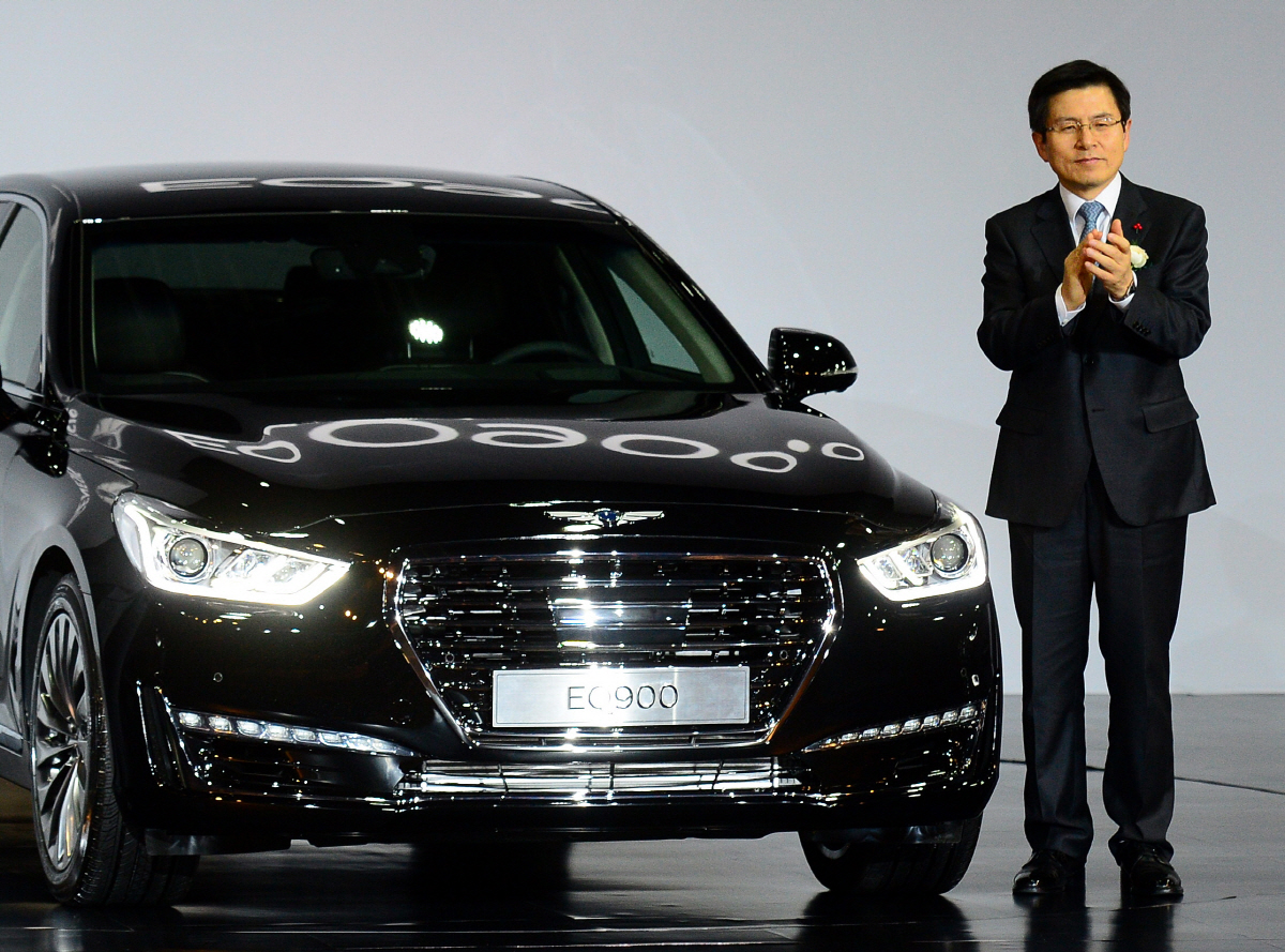 ▲2015년 12월 ‘제네시스 EQ900 신차발표회’에서 황교안 당시 국무총리가 신차와 함께 포토타임을 갖고 있다. 사진제공=현대자동차