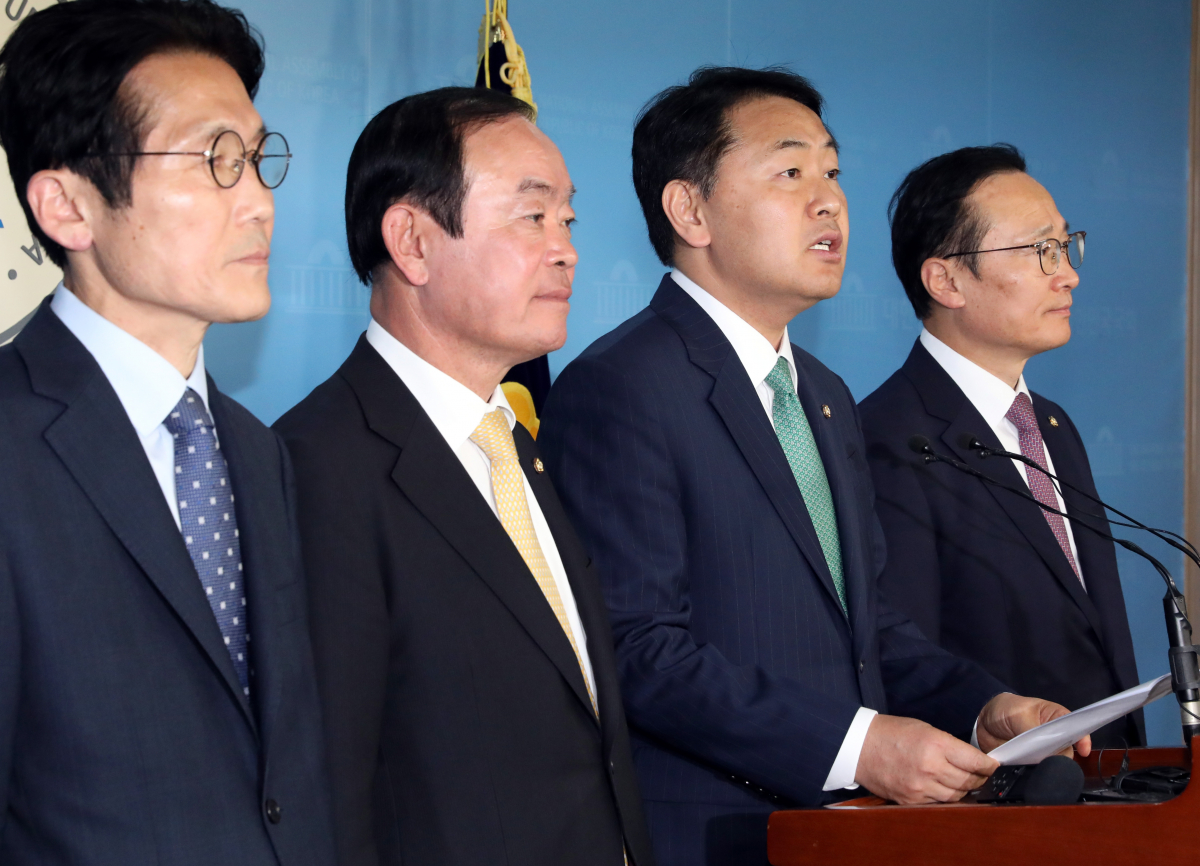 ▲22일 자유한국당을 제외한 여야 4당 원내대표가 서울 영등포구 여의도 국회 정론관에서 선거제, 공수처법 패스트트랙과 관련한 잠정 합의문을 발표하고 있다. 왼쪽부터 정의당 윤소하, 민주평화당 장병완, 바른미래당 김관영, 더불어민주당 홍영표 원내대표. (뉴시스)