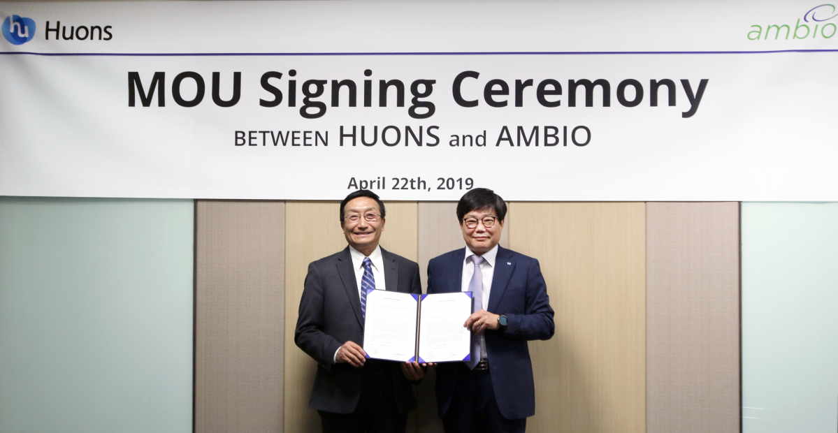 ▲22일 휴온스 판교 본사에서 엄기안 휴온스 대표(오른쪽)와 크리스 바이 앰비오 대표가 MOU 체결 후 기념사진을 촬영하고 있다.(사진제공=휴온스)