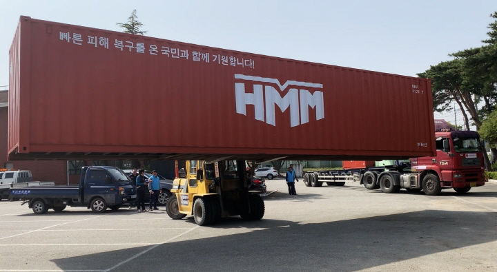 ▲현대상선이 23일 강원도 속초․고성 산불피해지역에 긴급 지원한 컨테이너박스. 구호물품 보관, 소상공인들의 임시 사무소 등 다양한 공간 활용이 가능하다. 사진제공 현대상선