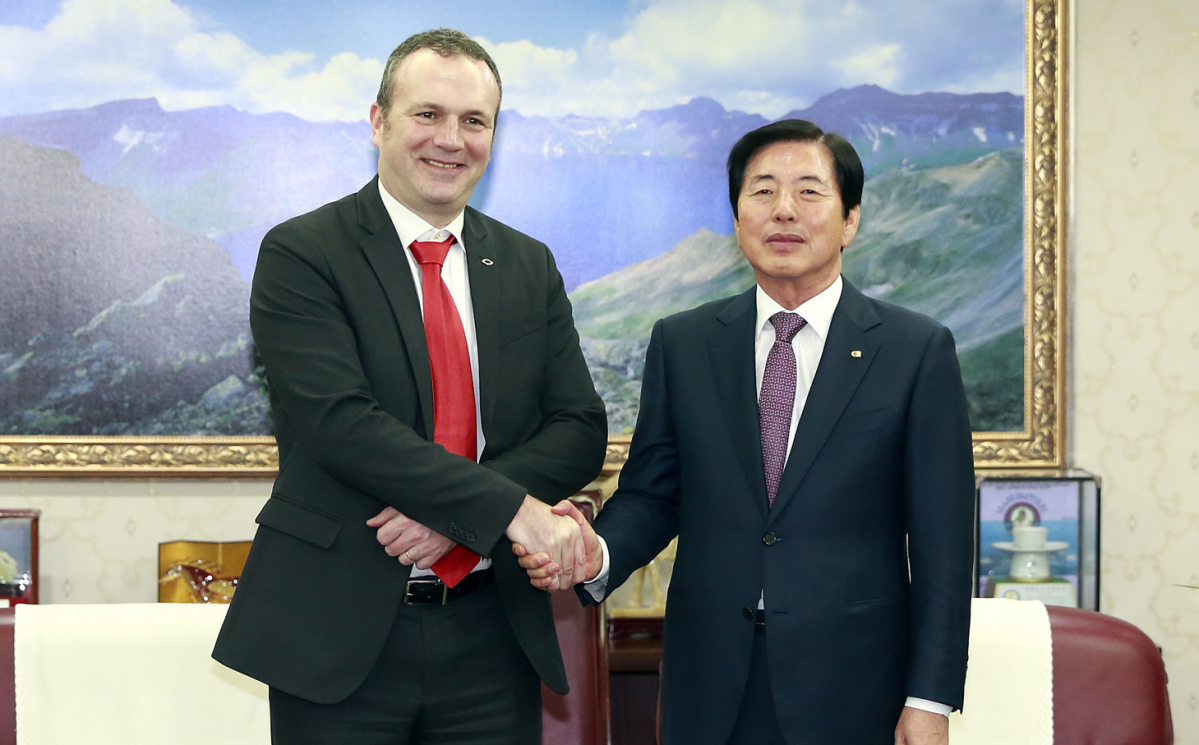 ▲르노삼성자동차 도미닉 시뇨라 사장(왼쪽)이 23일 오전 부산상공회의소를 방문해 허용도 부산상공회의소 회장(오른쪽)과 만나 고객 신뢰 회복과 내수 판매 증진을 위한 경영활동을 부산공장 상황과는 별개로 더 적극적으로 펼쳐갈 것임을 밝혔다. (사진제공=르노삼성)