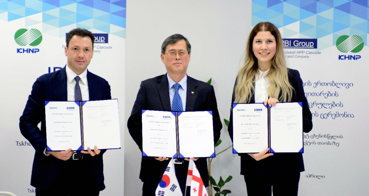 ▲한국수력원자력은 22일(현지 시간) 조지아 에너지 회사 RBI와 츠케니스트칼리 수력발전소 공동개발협약을 맺었다. 왼쪽부터 RBI의 모회사인 GCF의 기오르기 바키아시빌리 (George Bachiashvili) CEO, 정재훈 한수원 사장, 레온티나 갈다바(Leontina Galdava) RBI 대표이사.(출처=한국수력원자력)