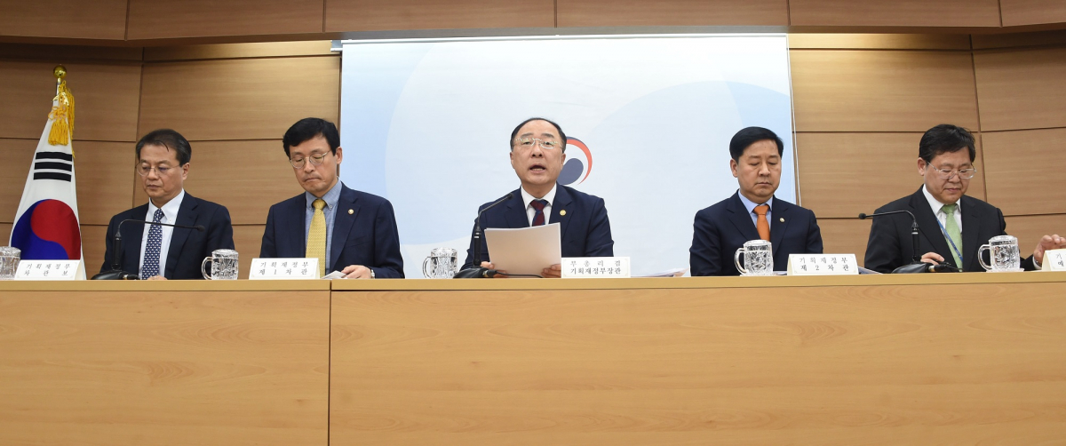 ▲홍남기 경제부총리 겸 기획재정부 장관(가운데)이 22일 정부세종청사에서 진행된 '미세먼지 등 국민안전과 민생경제 지원을 위한 추가경정예산안' 사전브리핑에서 모두발언을 하고 있다.(사진제공=기획재정부)