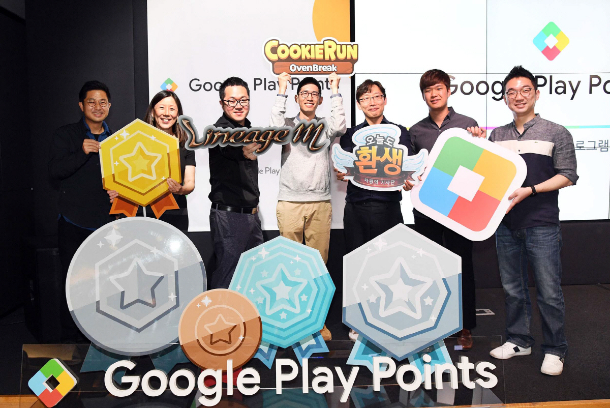 ▲구글플레이가 23일 서울 대치동 구글 스타트업 캠퍼스에서 구글플레이 포인트 프로그램 출시 기자간담회를 진행했다. 왼쪽부터 민경환 구글 한국 안드로이드 앱·게임 비즈니스 개발 총괄, 유니스 김(Eunice Kim) 구글플레이 비즈니스 이노베이션 디렉터, 강정수 엔씨소프트 리니지M 사업실장, 배형욱 데브시스터즈 이사, 신명용 이꼬르 대표, 안현재 구글플레이 비즈니스 이노베이션 과장, 장현세 구글플레이 비즈니스 이노베이션 수석부장이 기념촬영을 하고 있다. (사진제공=구글플레이)