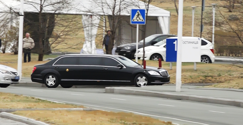 ▲북ㆍ러 정상회담이 임박한 23일(현지시각) 고려항공 특별기를 이용해 운송된 것으로 보이는 김정은 북한 국무위원장의 전용 차량이 블라디미르 푸틴 러시아 대통령과의 정상회담이 열릴 블라디보스토크 극동연방 대학교 내 도로를 이동하고 있다. (TV 아사히)