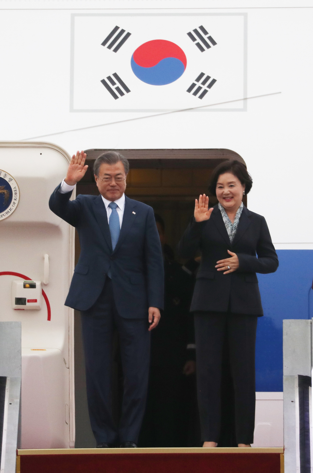 ▲문재인 대통령과 부인 김정숙 여사가 23일 오후 서울공항에 도착한 환영인사들에게 손을 흔들고 있다. (연합뉴스)