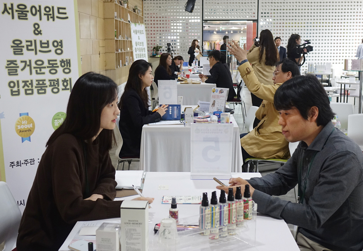 ▲올리브영 '즐거운 동행' 입점 품평회에서올리브영 MD들이 중소기업 관계자들과 이야기를 나누고 있다.(사진제공=올리브영)