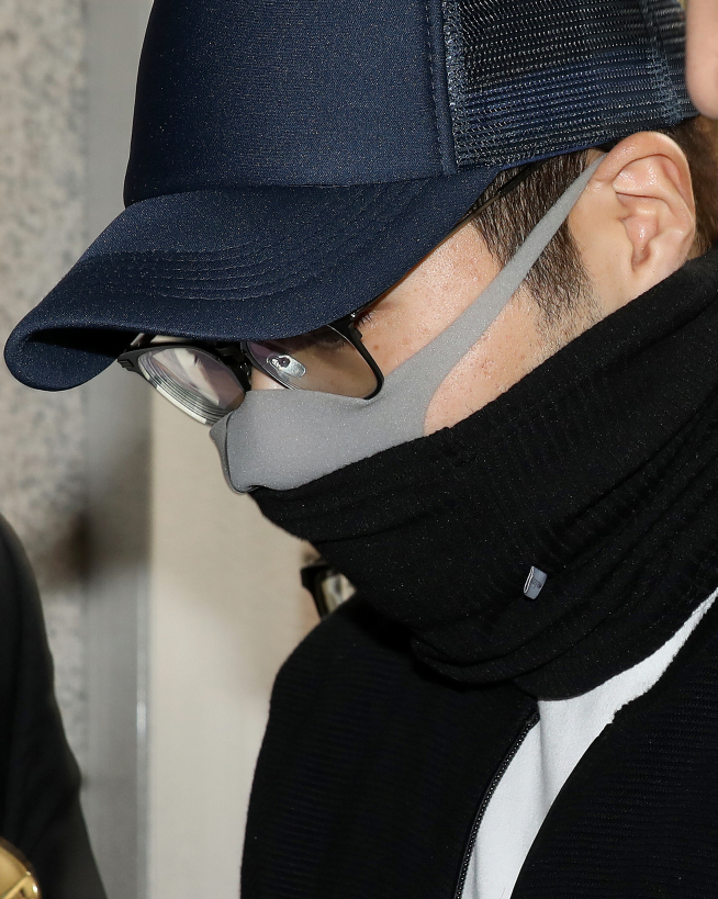 ▲변종 대마 등을 흡입한 혐의를 받고 있는 현대그룹 3세 정현선 씨가 23일 오후 인천지방법원에서 열린 구속 전 피의자 심문(영장실질심사)에 출석하고 있다. (뉴시스)