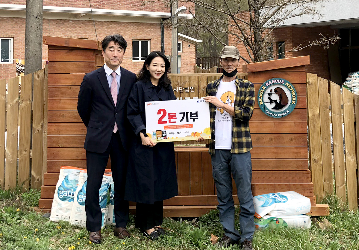 ▲이글벳이 세계 실험동물의 날을 맞아 동물보호단체인 비글구조네트워크에 사료 2톤을 기부했다고 24일 밝혔다. 사진은 (좌측부터) 이글벳 반려동물 CA 사업부 김덕희 상무, 박지빈 주임, 비글구조네트워크 유영재 대표.