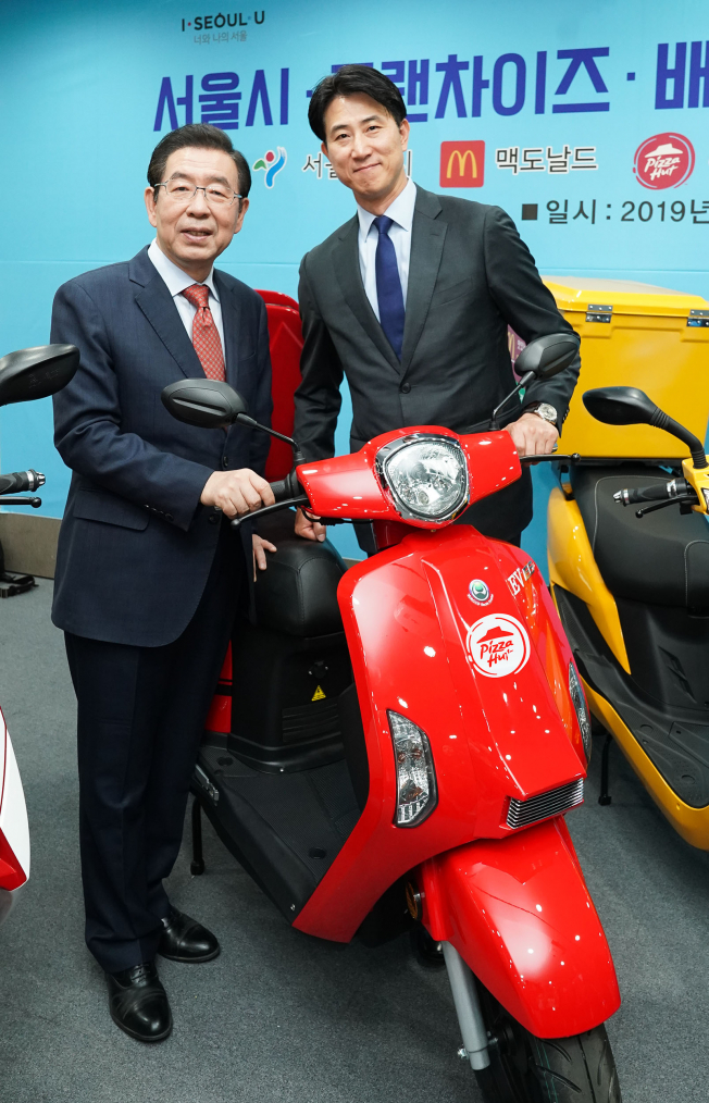▲한국피자헛 유지영 영업이사(오른쪽), 박원순 서울시장.