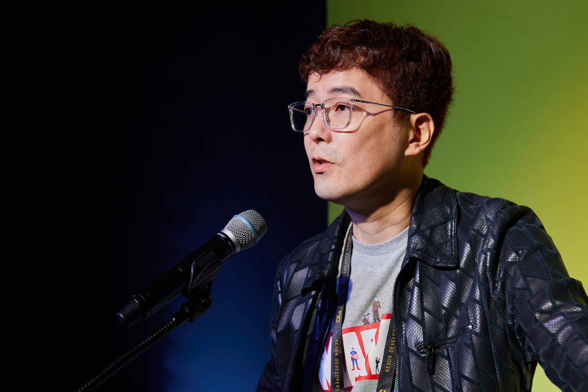 ▲김동건 총괄 프로듀서가 ‘할머니가 들려주신 마비노기 개발 전설’ 이라는 주제로 기조강연을 하고 있다. (넥슨)