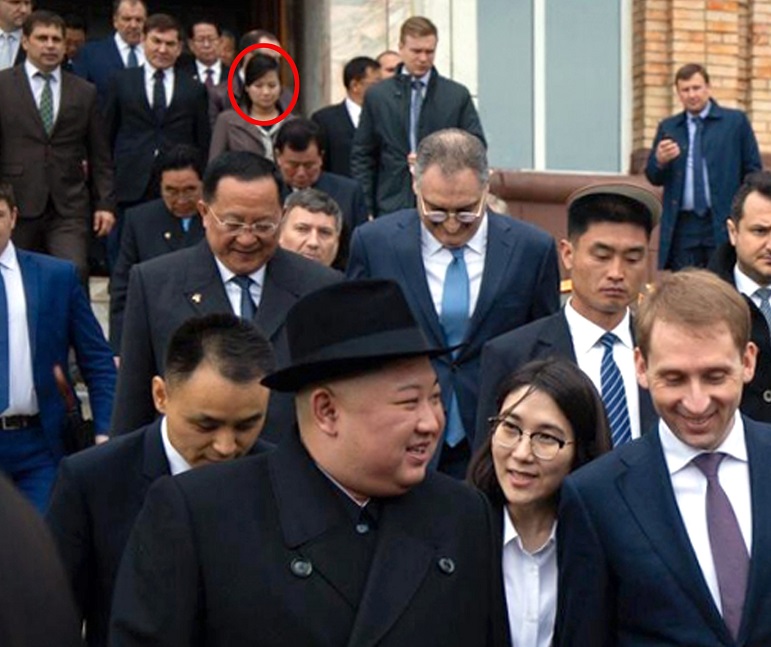 ▲김정은 북한 국무위원장이 24일 오전 전용 열차 편으로 러시아와 북한의 접경 지역인 하산역에 도착해 러시아 측 인사들과 환담을 마친 뒤 이동하고 있다. 김 위원장 뒷편에 현송월(빨간원) 노동당 부부장이 같이 이동하고 있는 모습이 포착 돼 현 부부장의 역할에 관심이 쏠리고 있다.(연합뉴스)