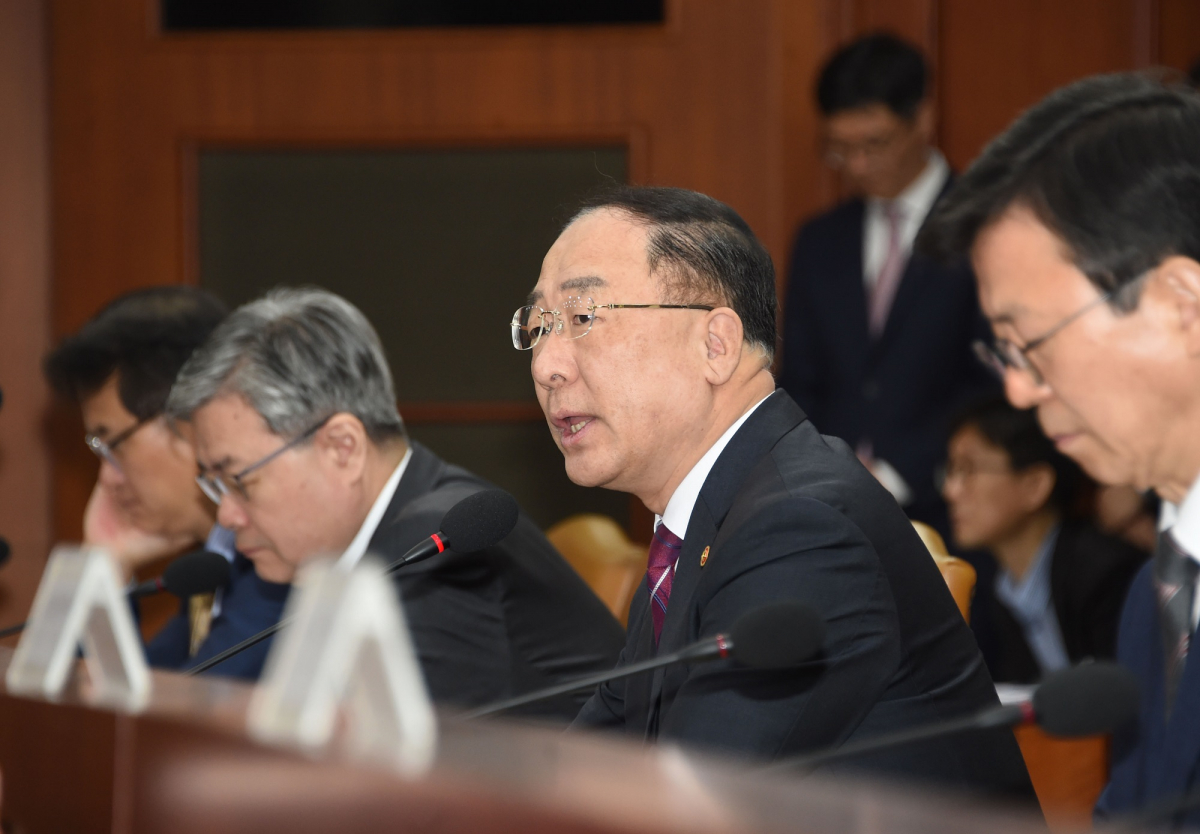 ▲홍남기 경제부총리 겸 기획재정부 장관이 23일 광화문 정부서울청사에서 열린 '제20차 산업경쟁력 강화 관계장관회의'에서 모두발언을 하고 있다.(사진제공=기획재정부)