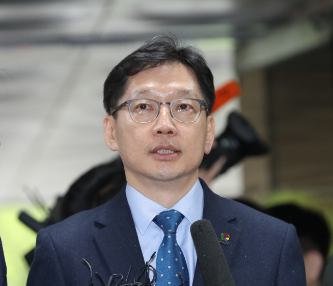 ▲'드루킹 여론조작' 사건에 가담한 혐의로 기소된 김경수 경남지사가 25일 오후 서울 서초구 서울고등법원에서 열리는 항소심 공판에 출석해 기자들의 질문에 답하고 있다.(뉴시스)