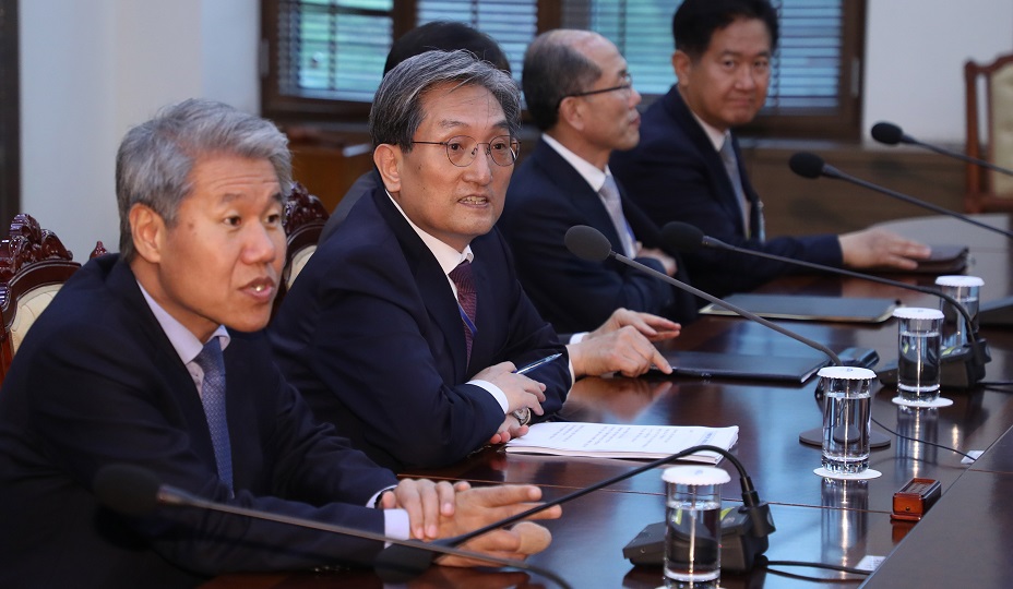 ▲노영민 비서실장(왼쪽 두번째)이 25일 오후 청와대에서 남북공동선언이행추진위원회를 주재하고 있다. 맨 왼쪽은 김수현 정책실장.(연합뉴스)