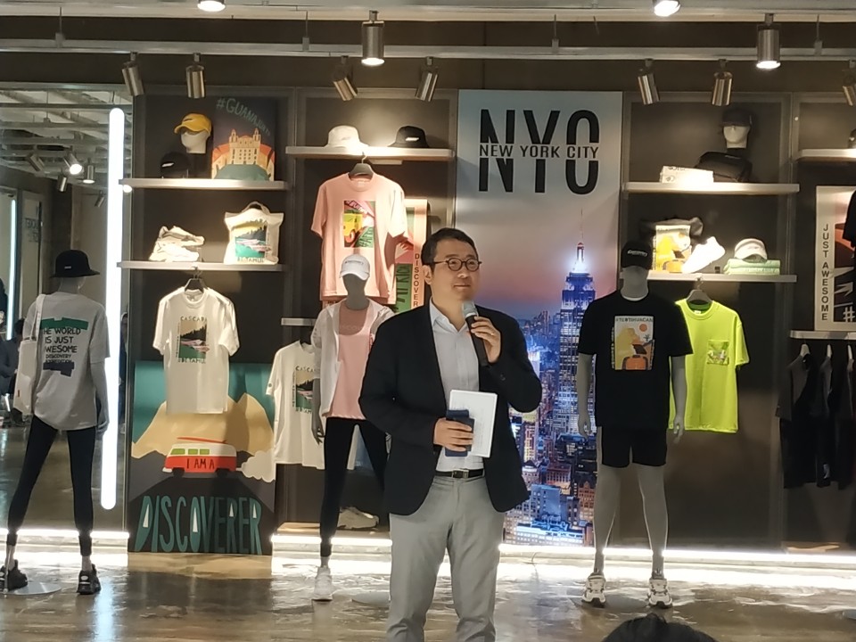 ▲25일 가로수길에 있는 팝업 스토어에서 김익태 디스커버리 익스페디션 상무가 기자회견을 진행하고 있다.(박미선 기자 only@)