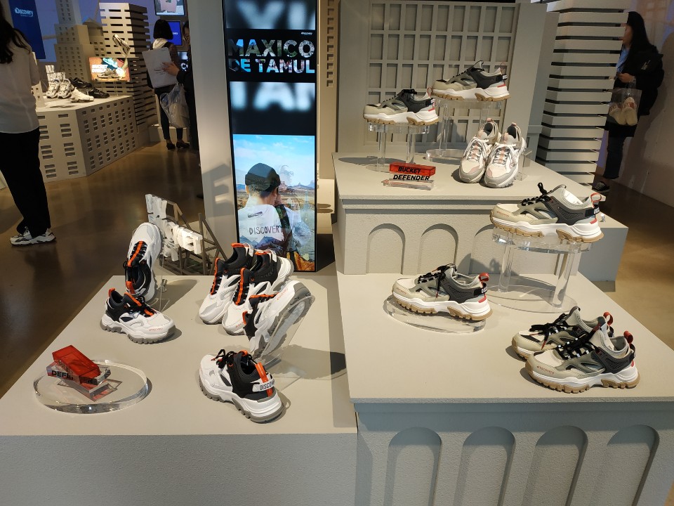 ▲디스커버리 익스페디션 팝업 스토어에 진열된 '버킷 디워커'(박미선 기자 only@)