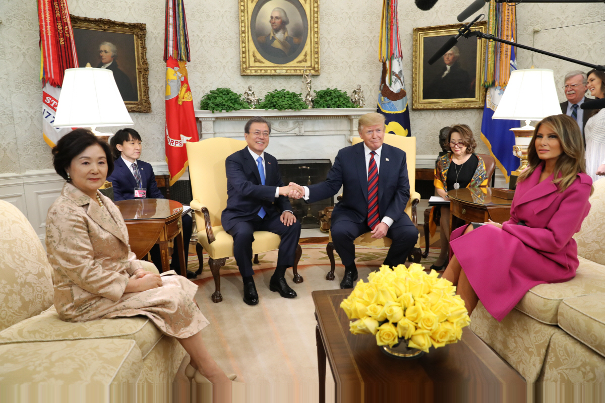 ▲문재인 대통령과 부인 김정숙 여사가 4월 미국 워싱턴 백악관에서 열린 한미 정상회담에 앞서 도널드 트럼프 미국 대통령과 부인 멜라니아 여사와 함께 기념촬영을 하고 있다. 워싱턴/뉴시스