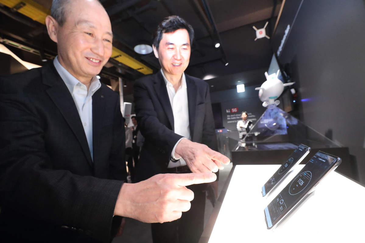 ▲KT 네트워크부문장 오성목 사장과 삼성전자 네트워크사업부장 전경훈 부사장이 5G 이노베이션센터에서 5G 속도 시연을 체험하고 있다.(사진제공= KT)