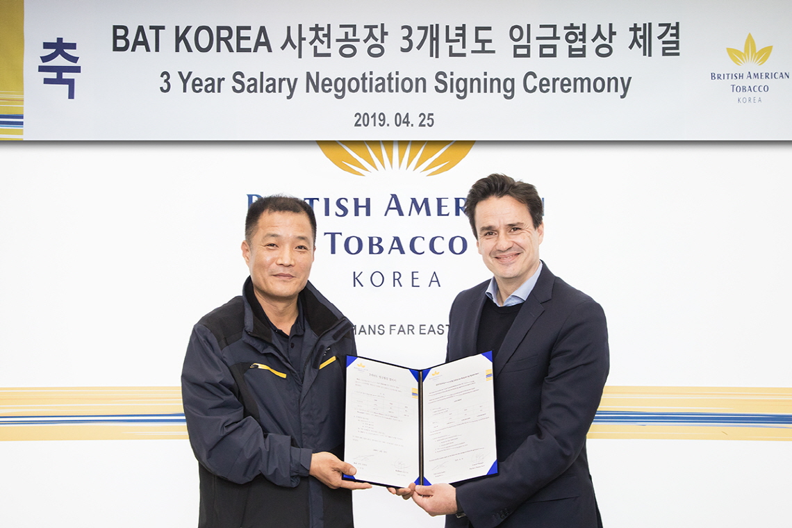 ▲BAT코리아제조 노사 대표 구성일 노동조합 위원장(왼쪽)과 매튜 쥬에리 사장