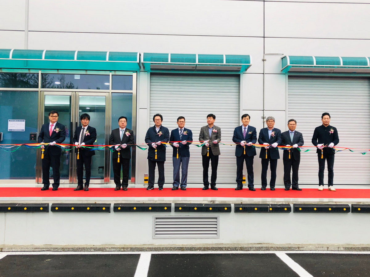 ▲시너지파트너스 구자형 회장(좌측 네번째), 디에스케이 바이오부문 김종원 대표(좌측 다섯번째), 프로톡스 이동범 대표(좌측 일곱번째) 등이 참석해 테이프 커팅을 하고 있다