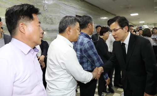 ▲ 자유한국당 황교안 대표가 26일 오전 국회 의안과 앞에서 공직선거법과 고위공직자범죄수사처법 등의 패스트트랙 저지를 위한 국회 농성을 계속중인 의원들과 당직자들을 격려하고 있다. (연합뉴스)