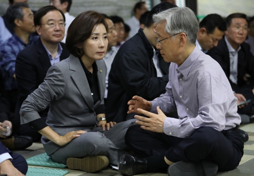 ▲26일 국회 의안과 앞에서 농성 중인 자유한국당 나경원 원내대표가 법사위원장인 여상규 의원과 대화하고 있다. (연합뉴스)