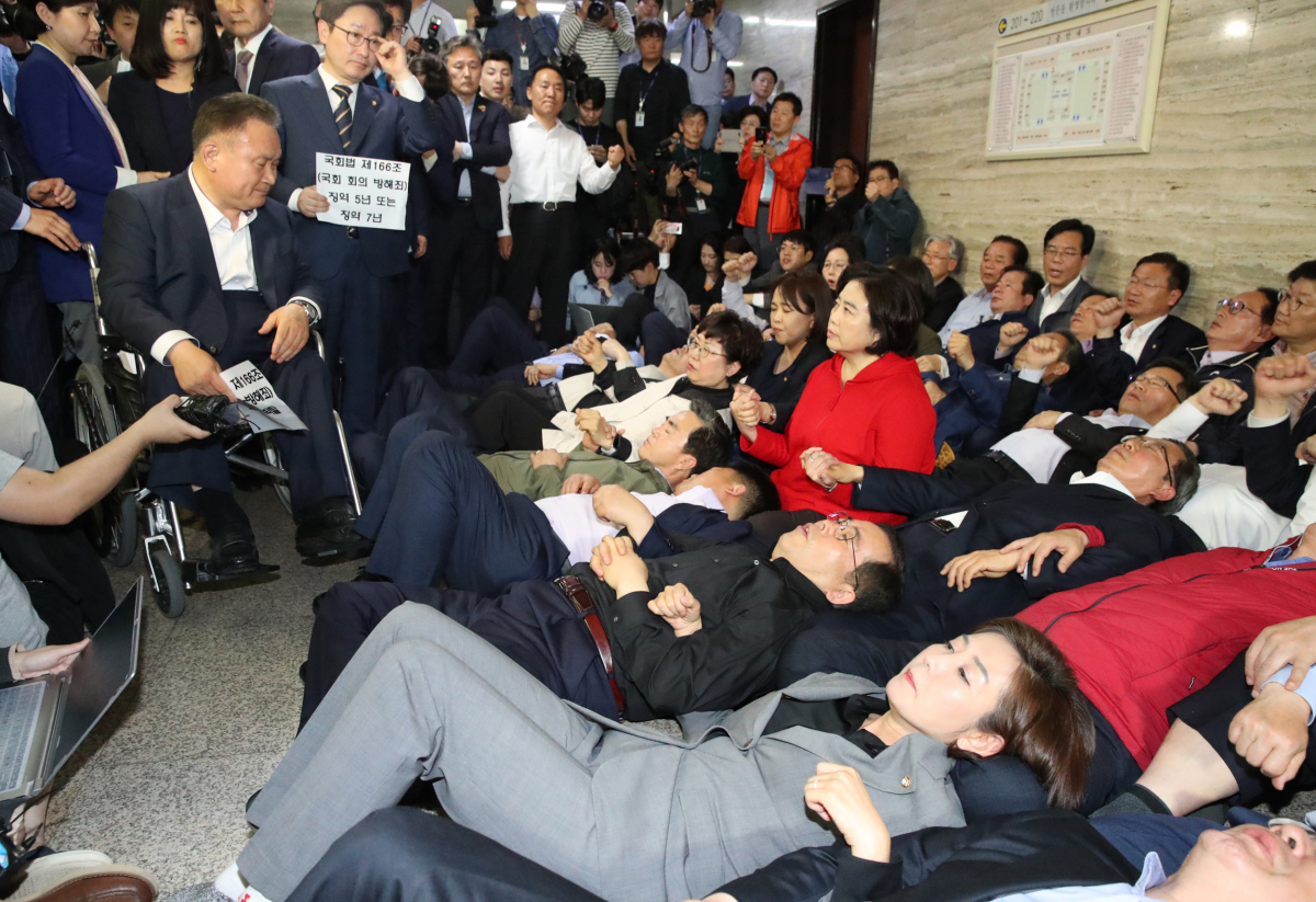 ▲나경원 원내대표 등 자유한국당 의원들이 26일 사법개혁특위가 열리는 국회 회의실 앞을 점거하며 이상민 위원장 등 참석자 진입을 막고 있다.(연합뉴스)