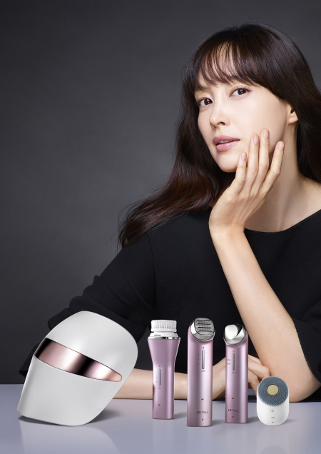 ▲LG 프라엘 광고 모델 이나영씨가 LG 프라엘 제품 5종을 소개하고 있다.(사진제공=LG전자)