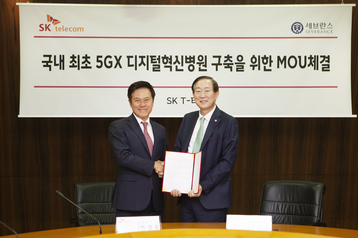 ▲SK텔레콤과 연세대학교의료원은 5G ∙ AI ∙ 미디어 등 최신 ICT 기술을 활용한 ‘5G 디지털혁신병원’ 구축 협약을 체결했다고 28일 밝혔다.26일 SK텔레콤 을지로 사옥에서 열린 협약식에는 SK텔레콤 박정호 CEO(왼쪽)와 연세의료원 윤도흠 원장 등 양사 주요 관계자들이 참석했다.(사진제공=SK텔레콤)