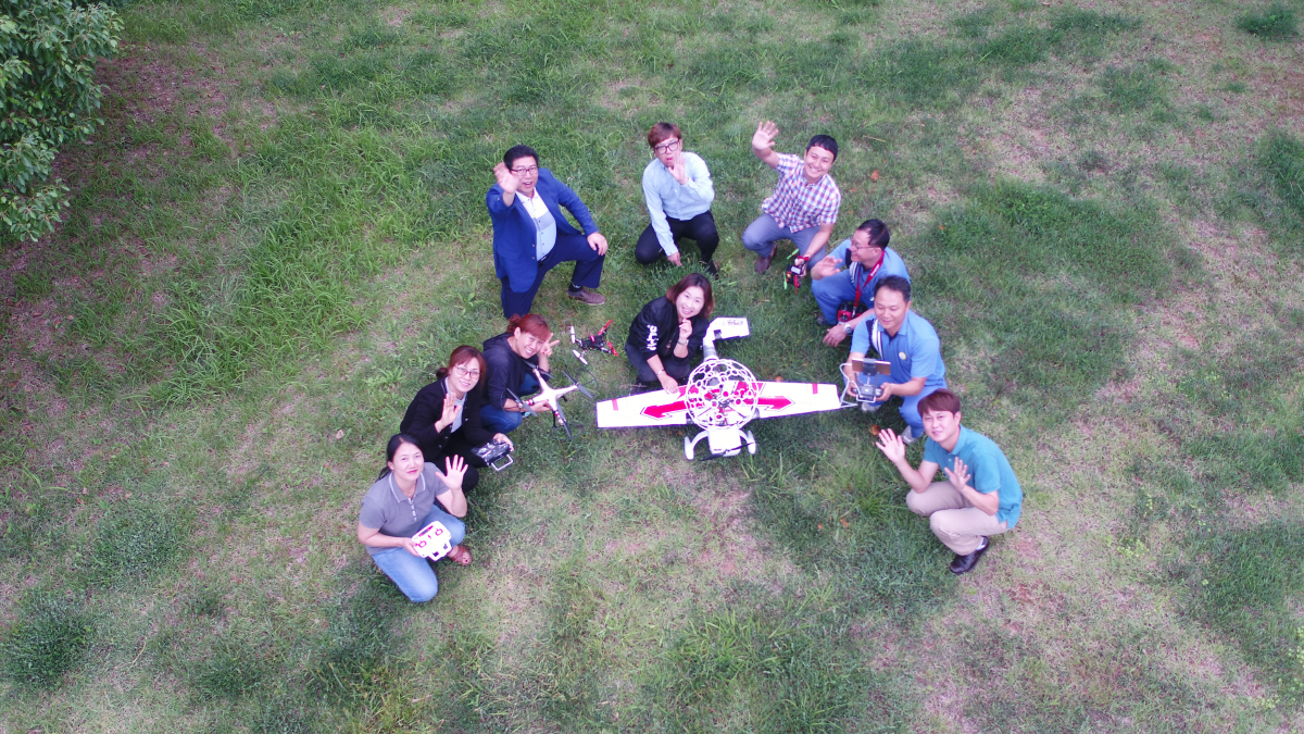 ▲포스코 드론 동호회 RC클럽이 사회 공헌활동의 일환으로 농가를 찾아 일손돕기 활동을 펼치고 손을 흔들고 있다. 사진제공 포스코