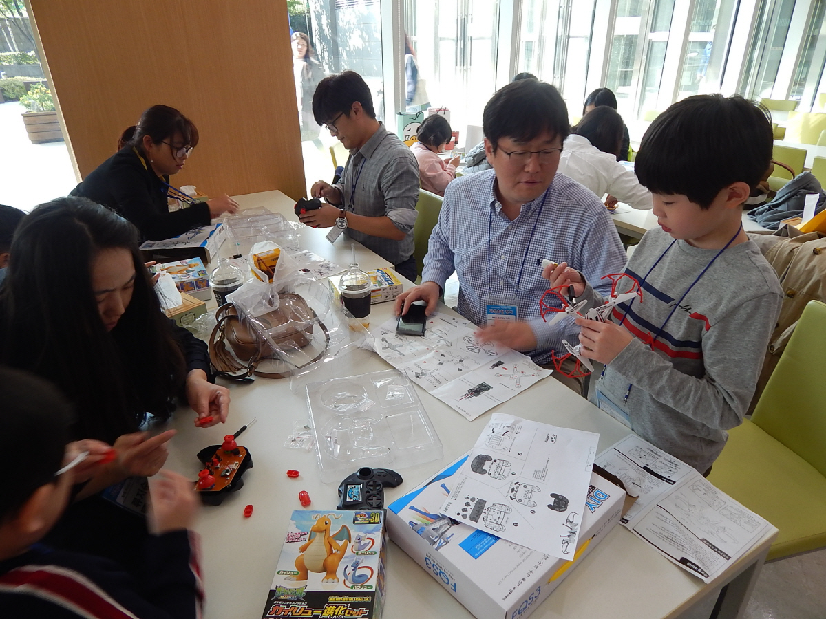 ▲지난해 10월 삼성전자 화성 캠퍼스에서 열린 ‘임직원 가족초청 행사’에 참석한 임직원과 아이들이 함께 드론을 만들고 있다. 사진제공 삼성전자