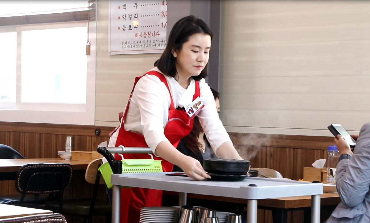 ▲자유한국당 최고위원 신보라 의원은 지난 16~18일 3일간 수도권 식당 3곳에서 청년 아르바이트 체험 활동을 진행했다. 사진은 신 의원이 경기 고양시의 한 식당에서 손님이 주문한 음식을 나르는 모습. (사진=의원실 제공)