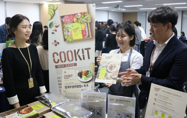 ▲CJ제일제당 브랜드매니저와 셰프가 온라인 채널 MD에게 밀키트 브랜드 쿡킷에 대해 소개하고 있다.