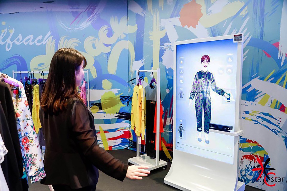 ▲중국 상하이'C-Star' 전시전에 설치된 에프엑스미러 체험 사진.(사진제공=에프엑스기어)