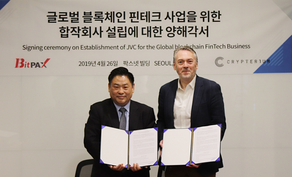 ▲MOU체결 후 악수를 나누는 비트팍스 김태철 대표(좌)와 크립테리움 공동창업자 오스틴 킴(Austin Kimm) COO(우)((제공=팍스넷))