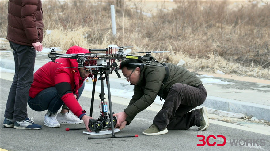 ▲드론으로 5G 해양관광콘텐츠를 제작하는 비씨디이엔씨 관계자들이 드론에 카메라를 탑재하고 있다.(사진제공=한국관광공사)