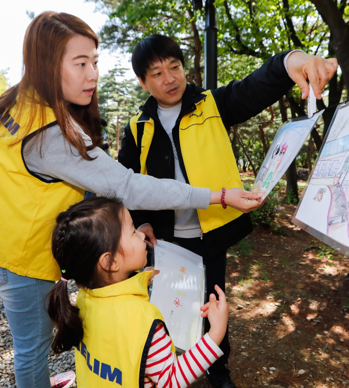 ▲27일 대림그룹 임직원 가족들이 그린 작품을 직접 전시한 뒤 관람하고 있다.(사진=대림)