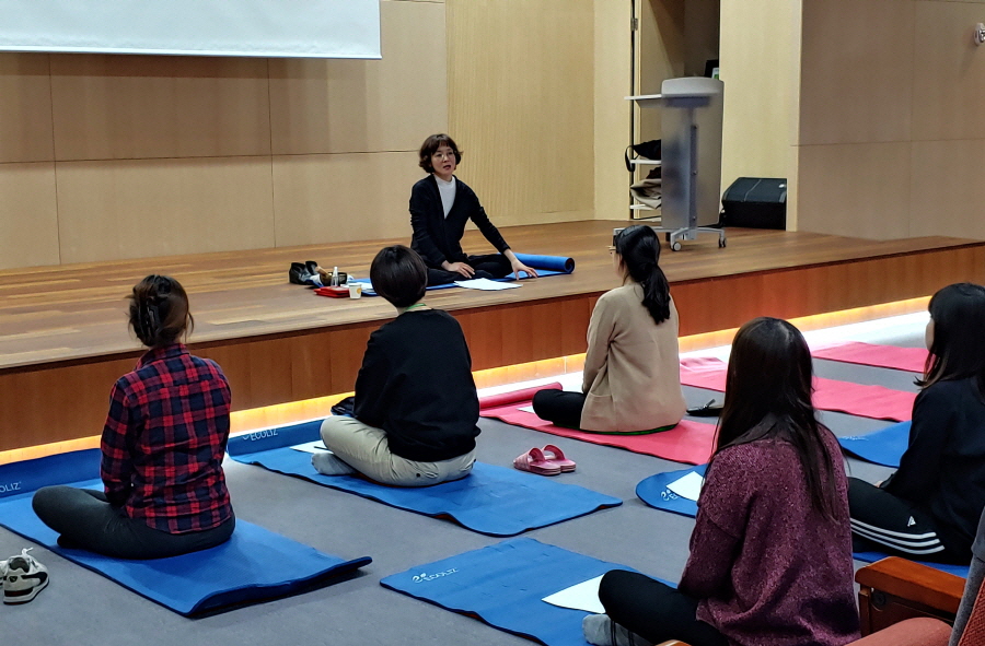 ▲좋은책신사고 신사고출판대학 요가와 명상 참여 장면.(사진제공=좋은책 신사고)