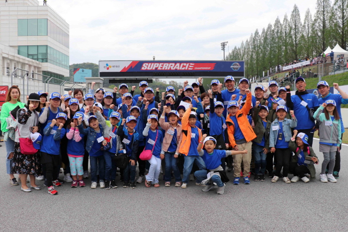 ▲CJ대한통운 임직원들과 초월초 학생들이 ‘그리드워크’ 이벤트에 참가해 기념 사진 촬영을 하고 있다.  사진제공 CJ대한통운