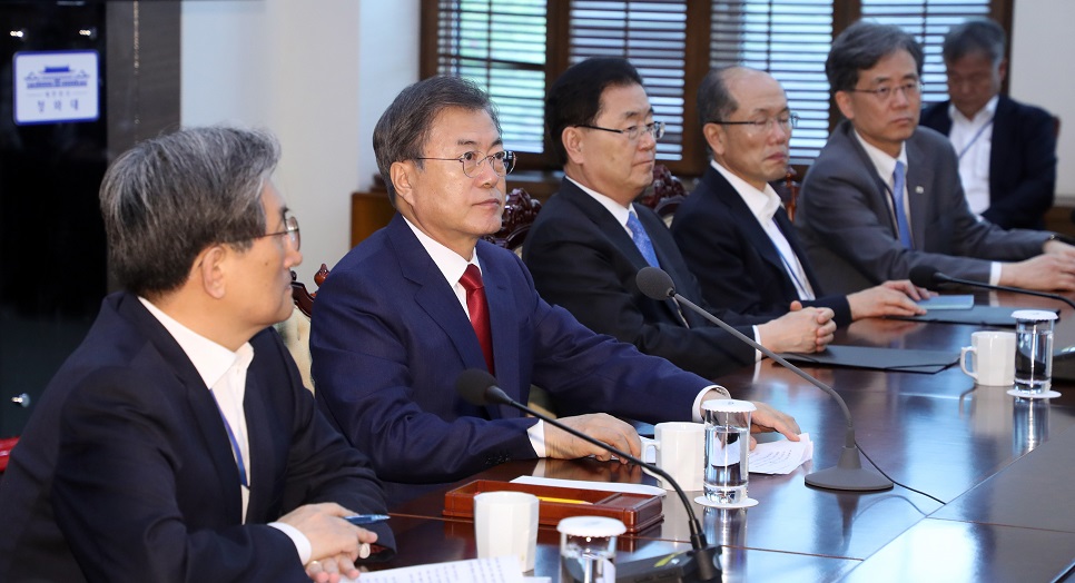 ▲문재인 대통령이 29일 오후 청와대 수석·보좌관 회의에서 모두 발언을 마친 후 장내 정리를 기다리고 있다. 왼쪽부터 노영민 비서실장, 문 대통령, 정의용 국가안보실장, 김유근 1차장, 김현종 2차장.(연합뉴스)