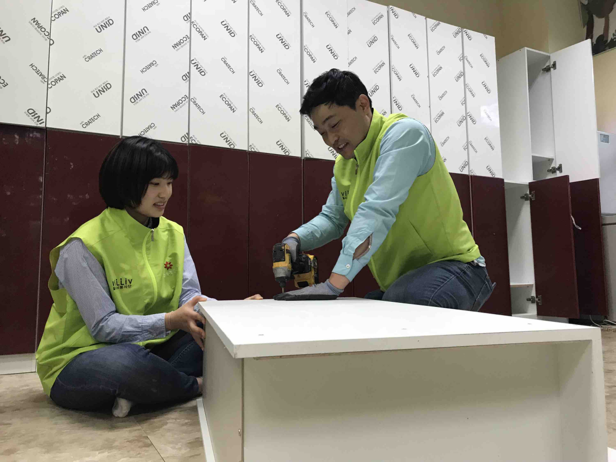 ▲신세계건설은 26일 하남 지역 '큰나무교실 아동센터'를 방문해 책가방 수납장 만들기를 진행했다.(사진=신세계건설)